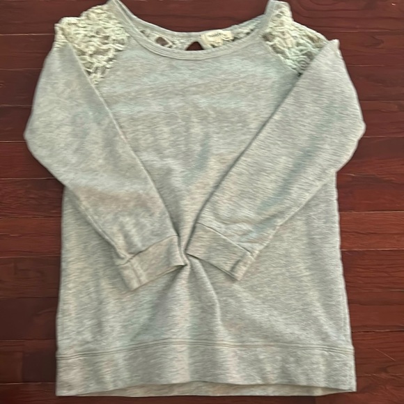 Youth Medium, small hole in shoulder lace - Picture 1 of 3